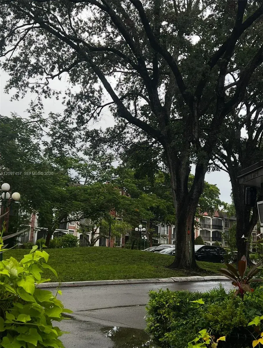 3680 Inverrary Dr # 1T, Lauderhill FL 33319