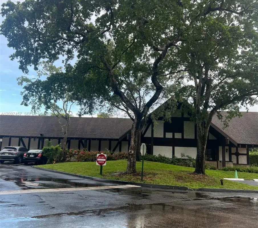 3680 Inverrary Dr # 1T, Lauderhill FL 33319