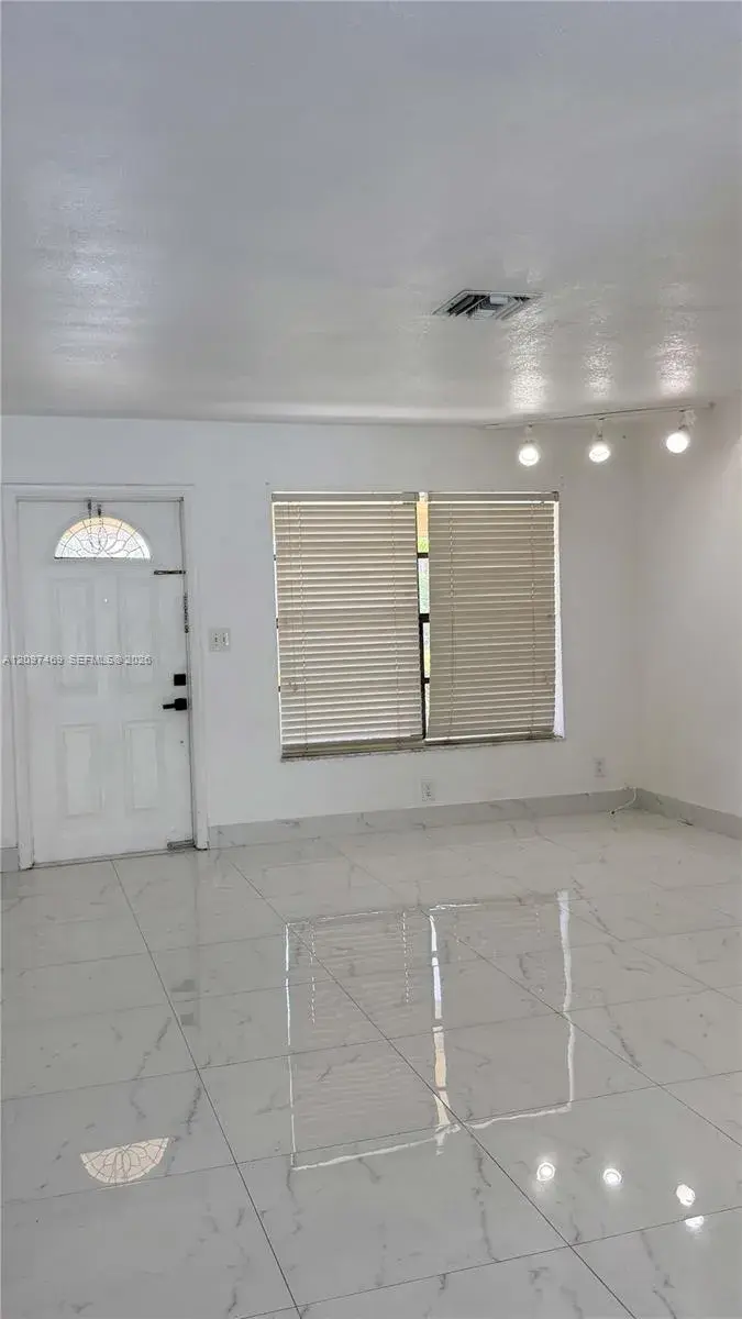 1009 NE 2nd St, Hallandale Beach FL 33009