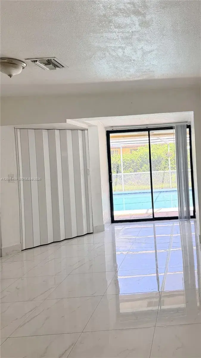 1009 NE 2nd St, Hallandale Beach FL 33009