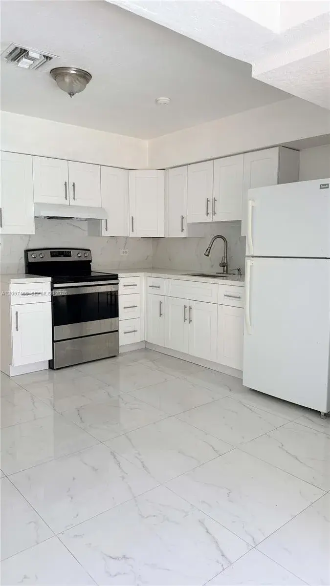 1009 NE 2nd St, Hallandale Beach FL 33009