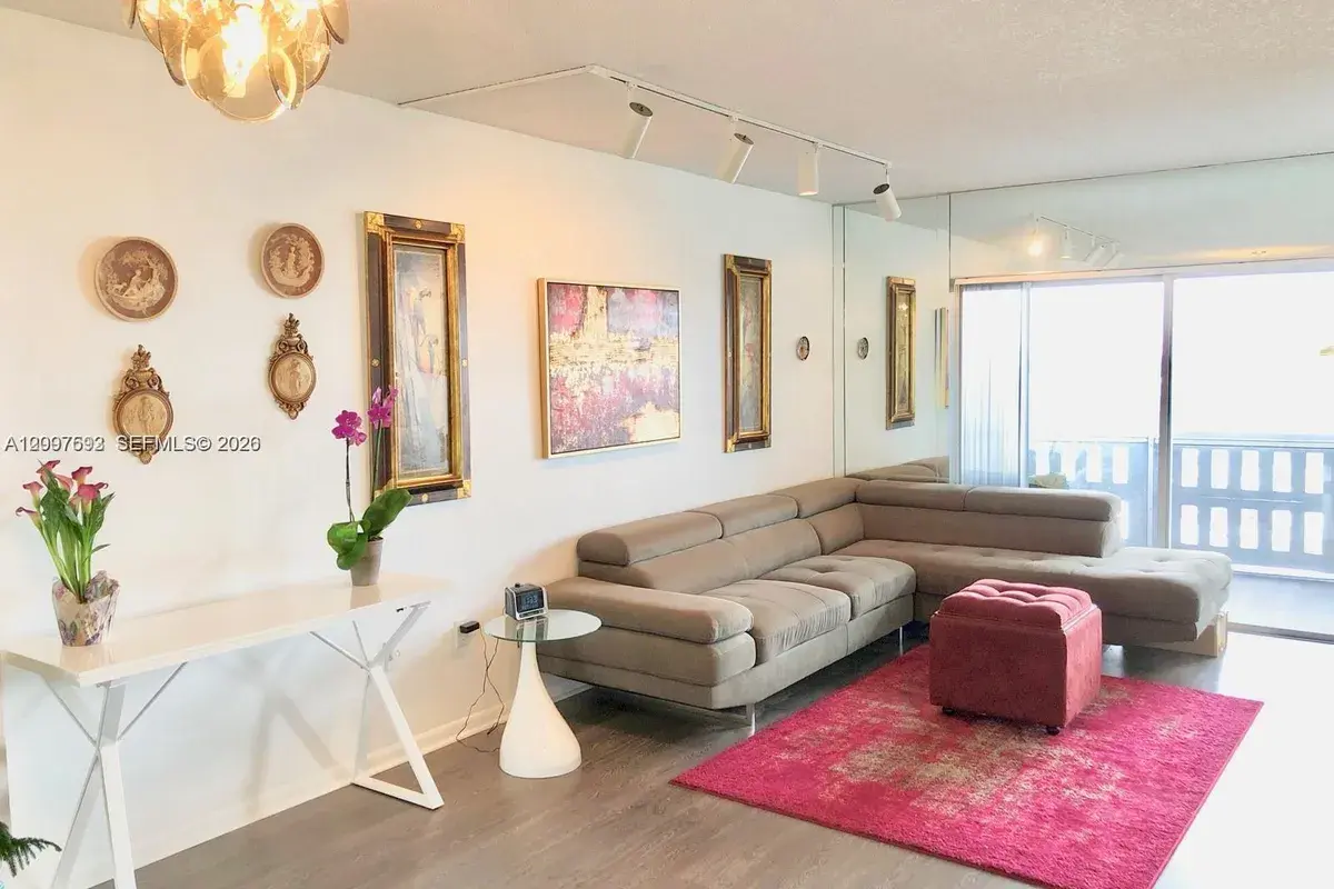 4001 Hillcrest Dr, Hollywood FL 33021