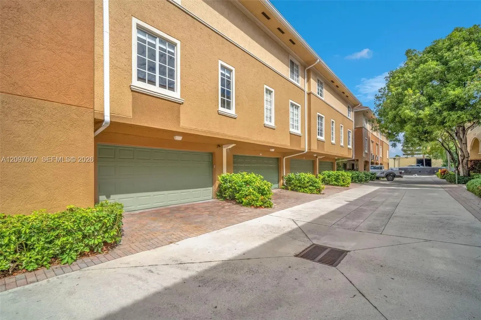 2921 NE 185th St (Remodeled) # 1203, Aventura FL 33180