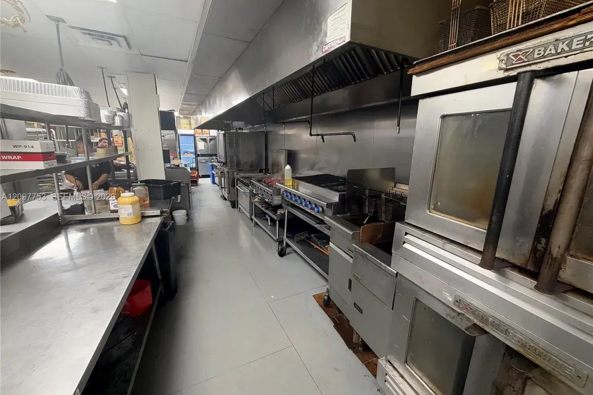 1002 E Newport Center Dr, Deerfield Beach FL 33442