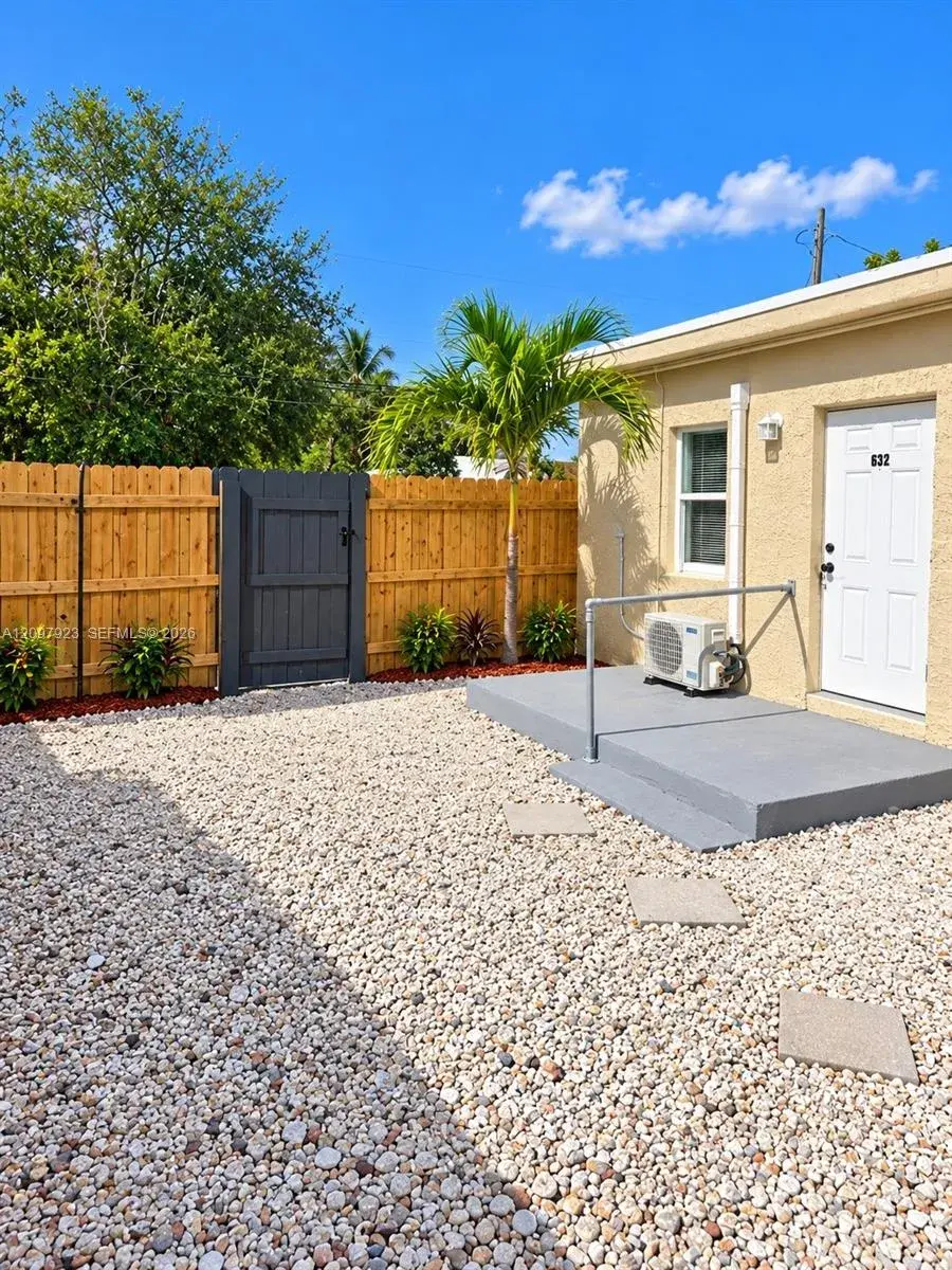 632 NW 14th Ter, Fort Lauderdale FL 33311