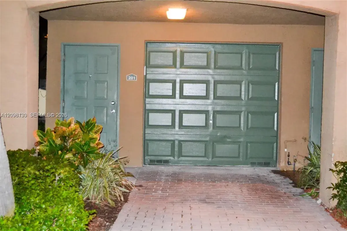 2871 NE 185th St # 201, Aventura FL 33180