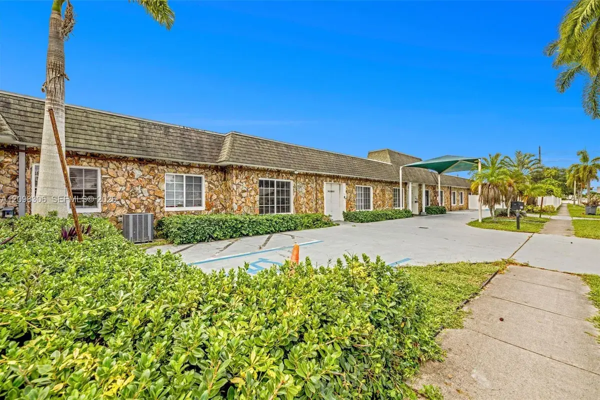 6810 SW 7th St, Margate FL 33068