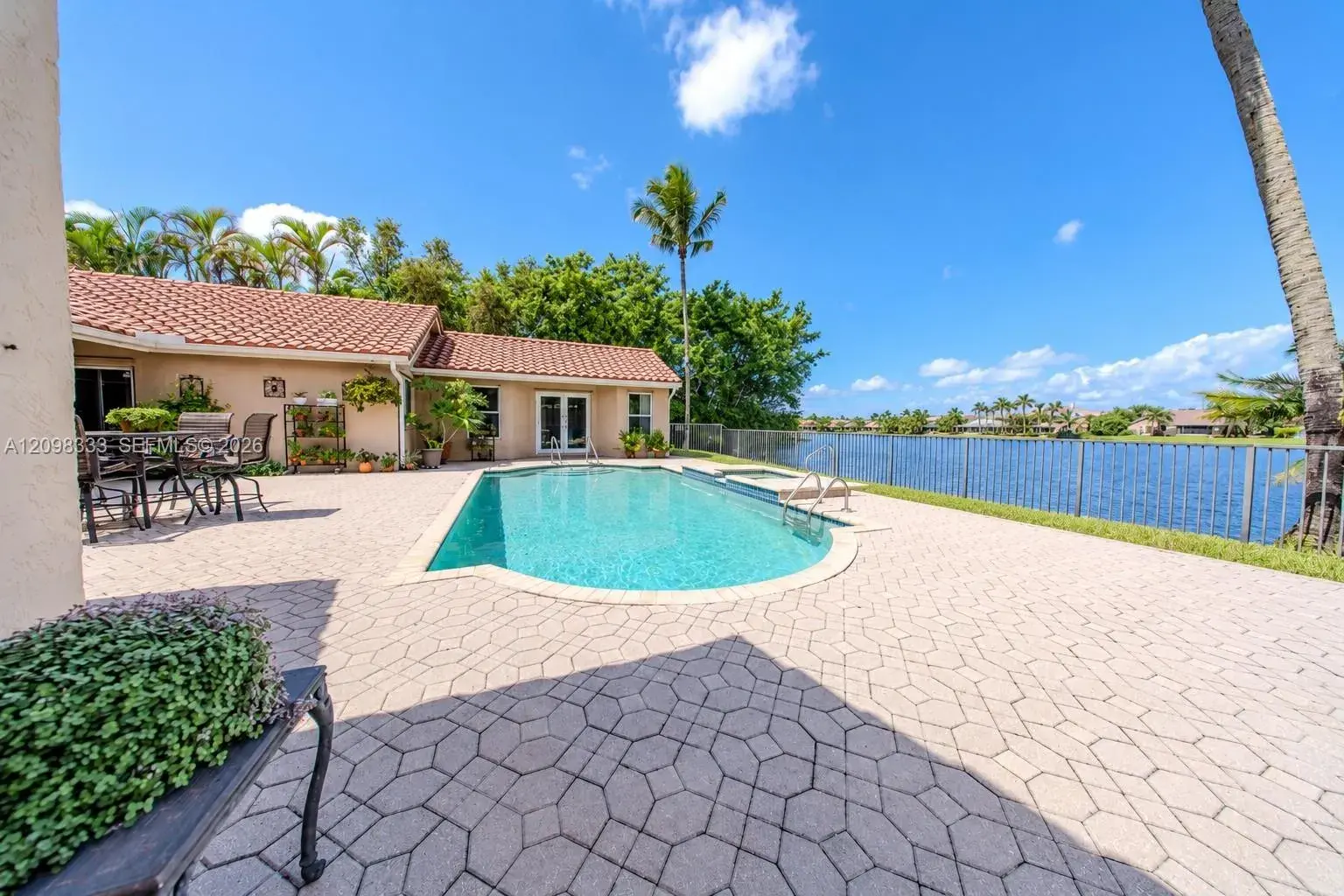 10071 NW 7th St, Plantation FL 33324