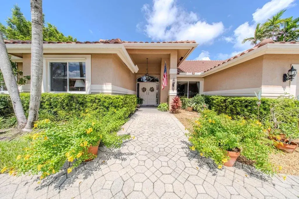 10071 NW 7th St, Plantation FL 33324