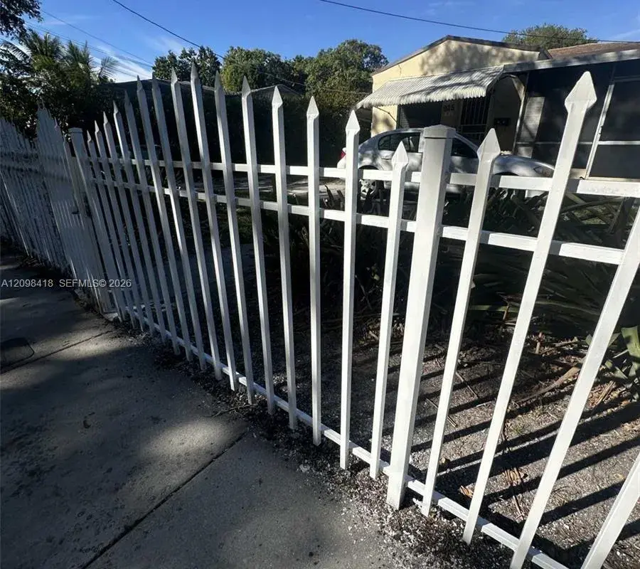 925 NW 52nd St, Miami FL 33127