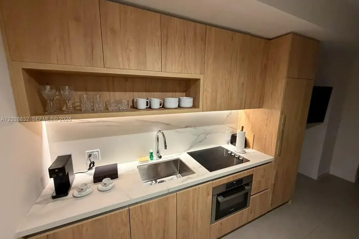 11 NE 6th St # 406, Miami FL 33132