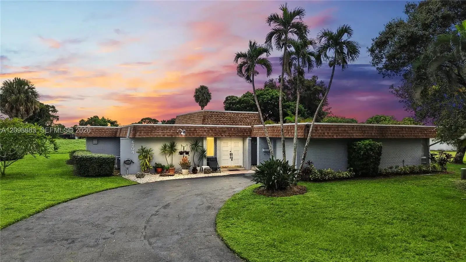 6204 Jacaranda Cir, Tamarac FL 33319