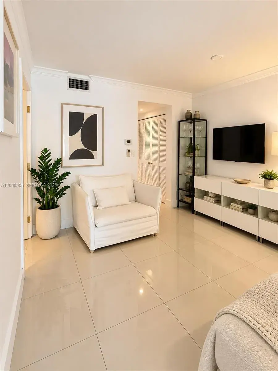240 Collins Ave # 2C, Miami Beach FL 33139