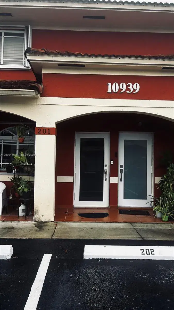 10939 W Okeechobee Rd # 201, Hialeah Gardens FL 33018
