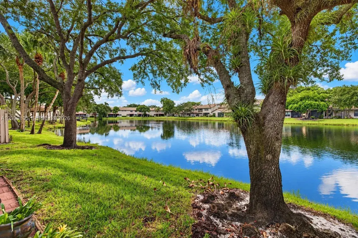 9012 Vineyard Lake Dr, Plantation FL 33324