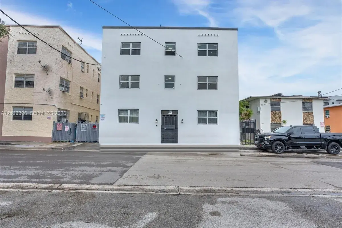 871 SW 3rd St, Miami FL 33130