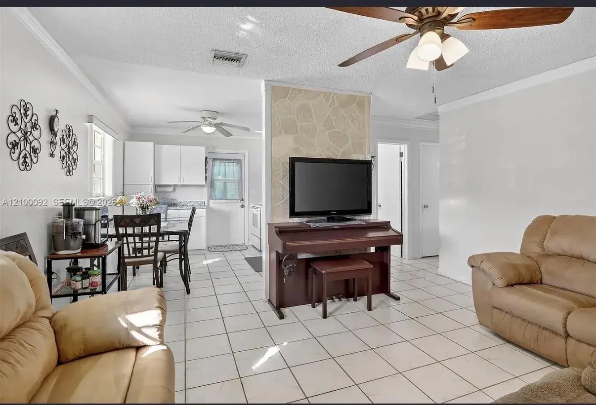6717 Farragut St, Hollywood FL 33024