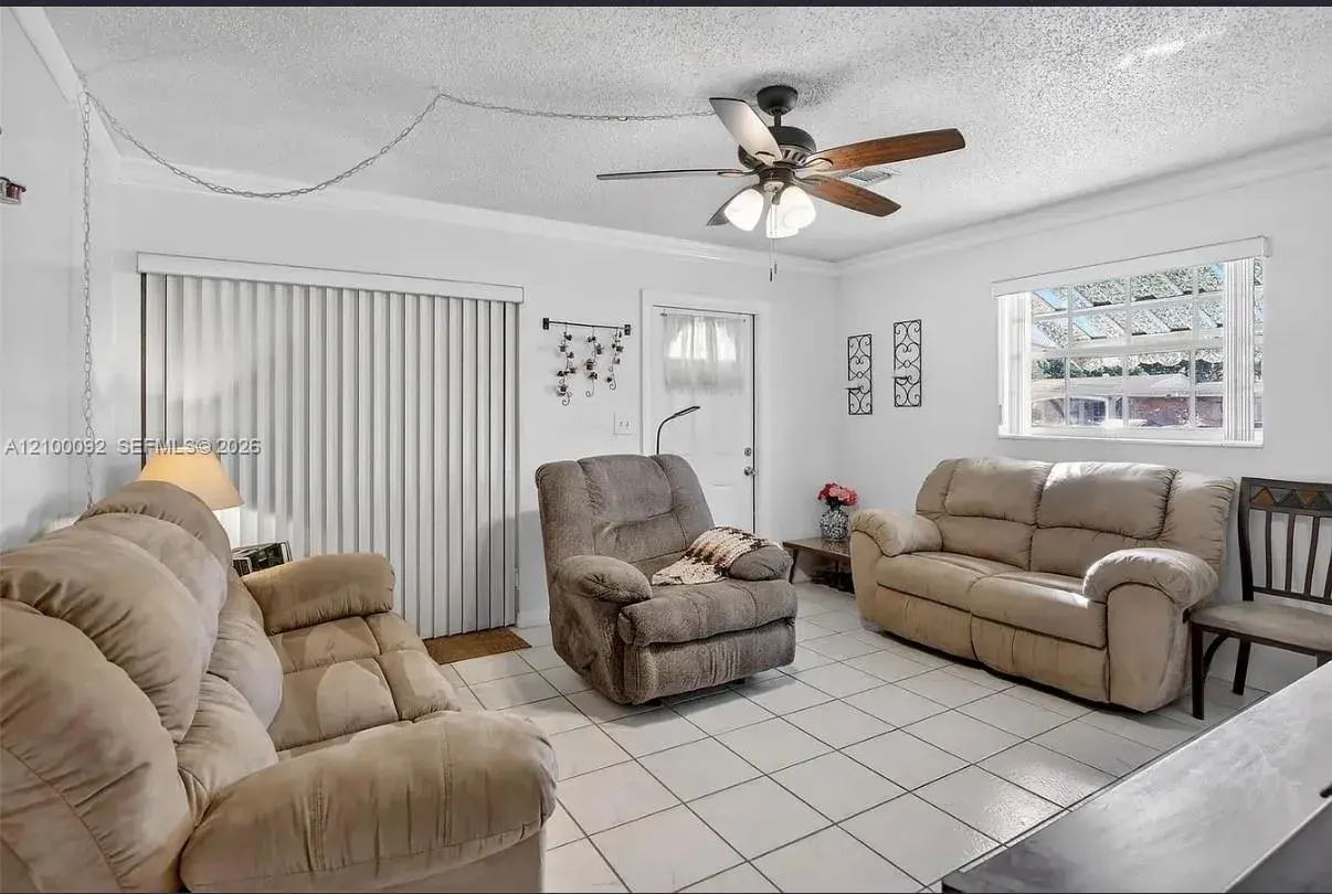 6717 Farragut St, Hollywood FL 33024