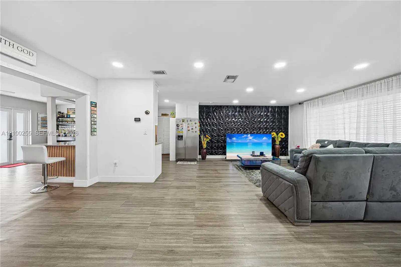 6451 Scott St, Hollywood FL 33024 photo 2