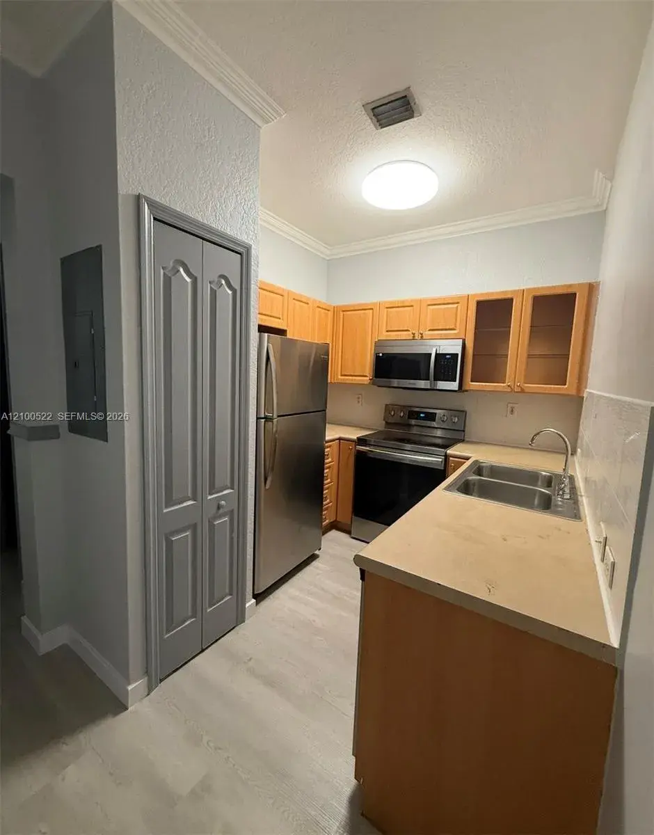 17800 NW 73rd Ave # 21, Hialeah FL 33015