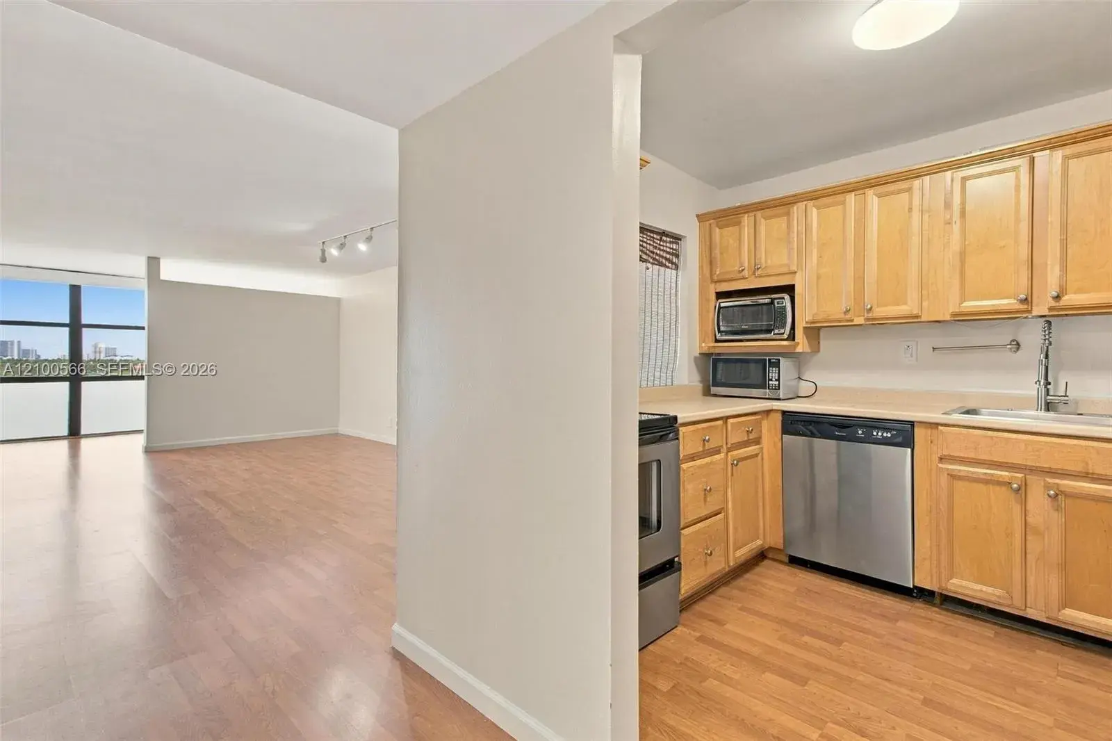 1000 Parkview Dr # 627, Hallandale Beach FL 33009