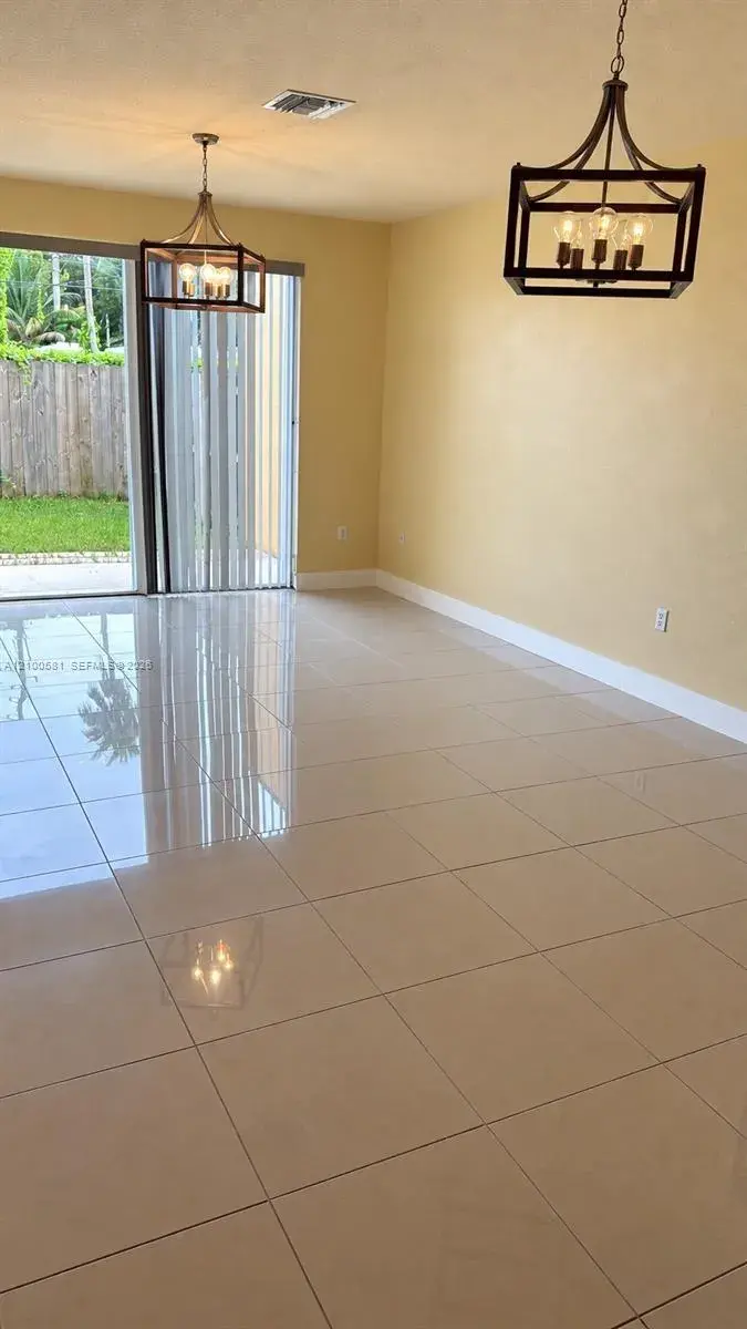 645 E Mowry Ct, Homestead FL 33030