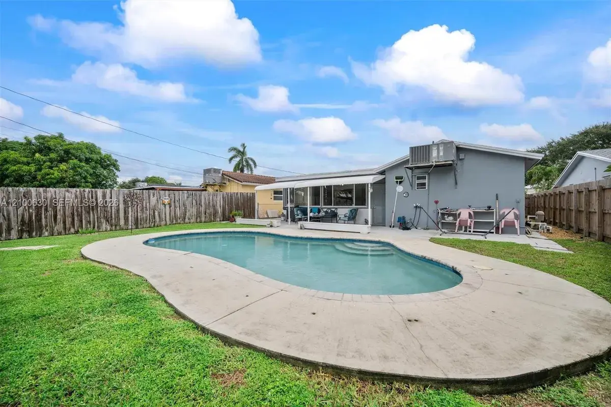 540 S Rainbow Dr, Hollywood FL 33021