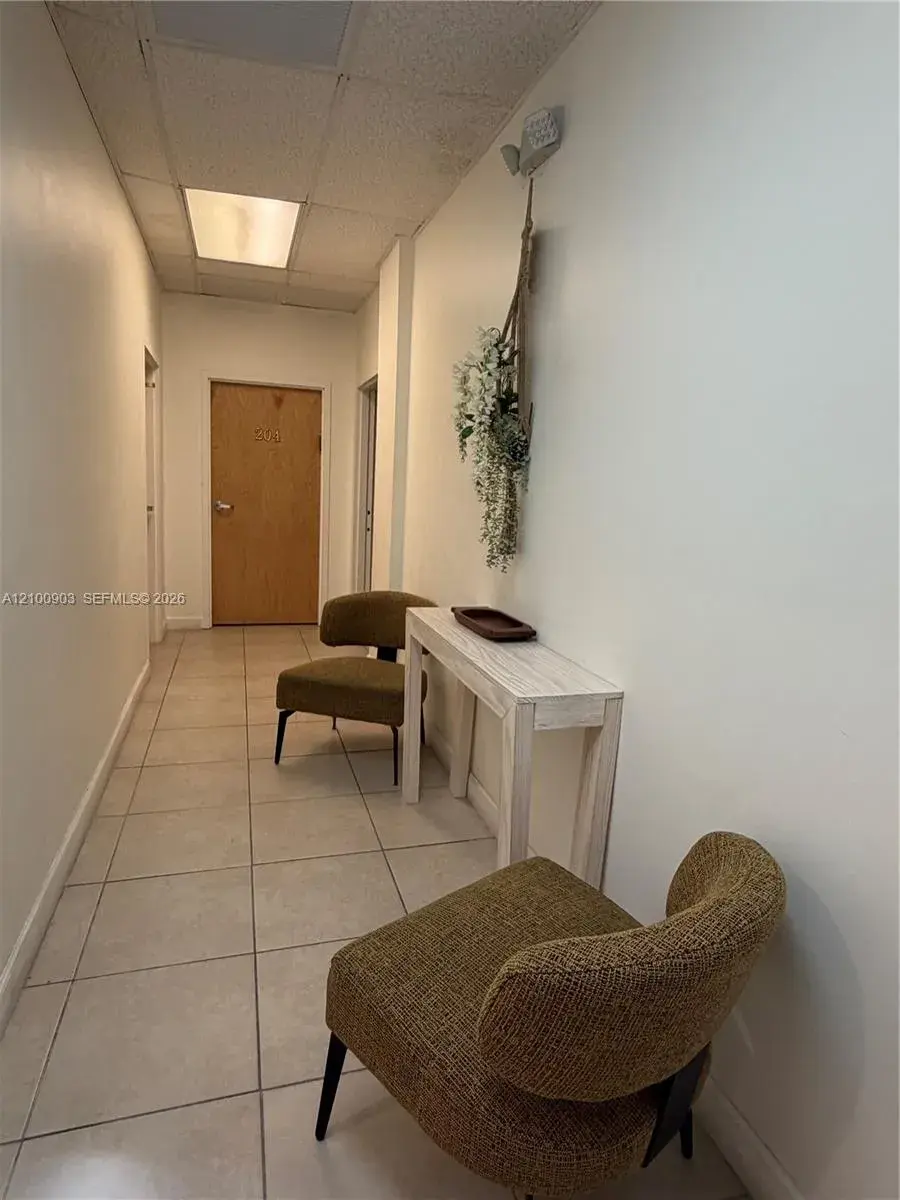 18315 W Dixie Hwy, North Miami Beach FL 33160
