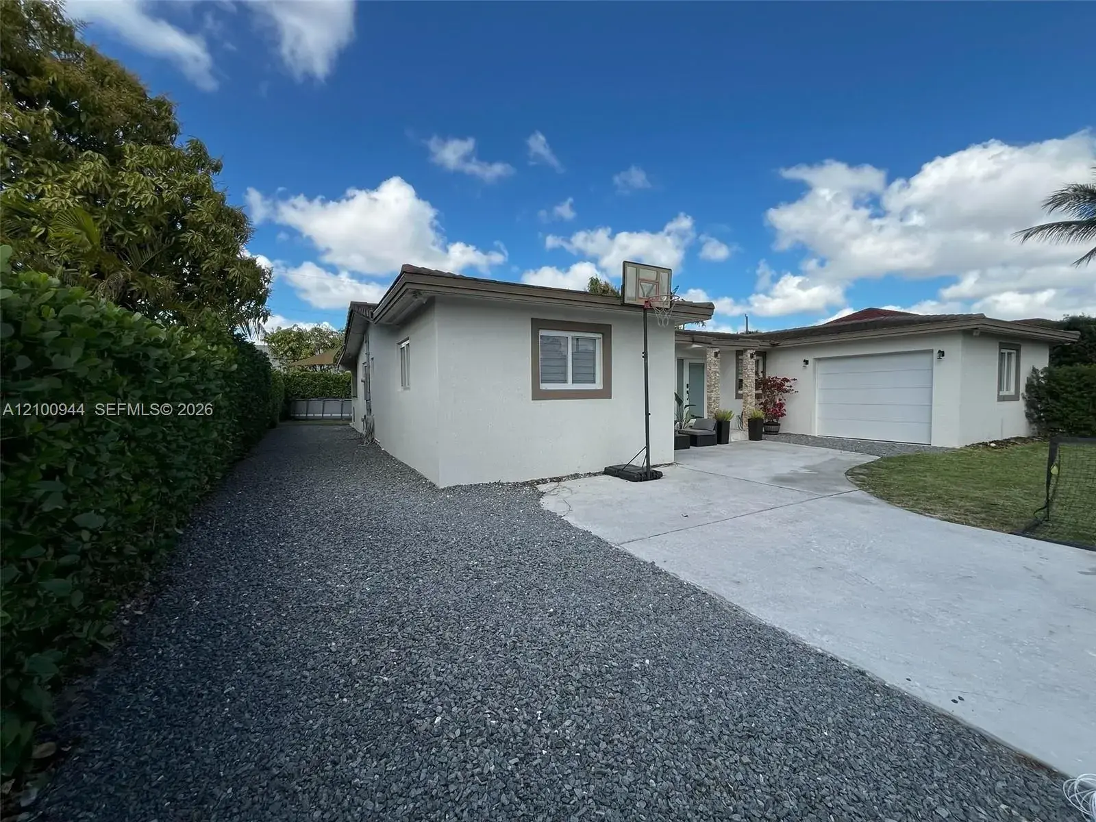 9975 NW 27th Ter, Doral FL 33172