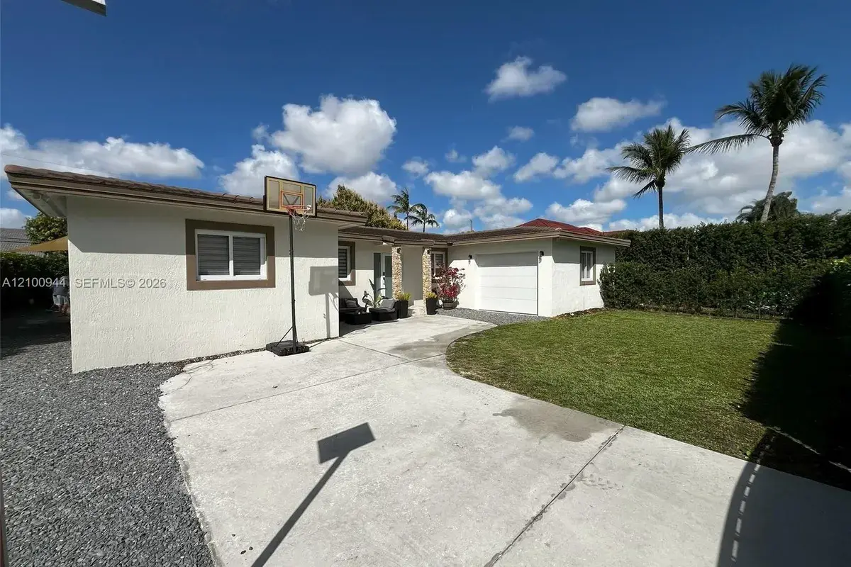 9975 NW 27th Ter, Doral FL 33172