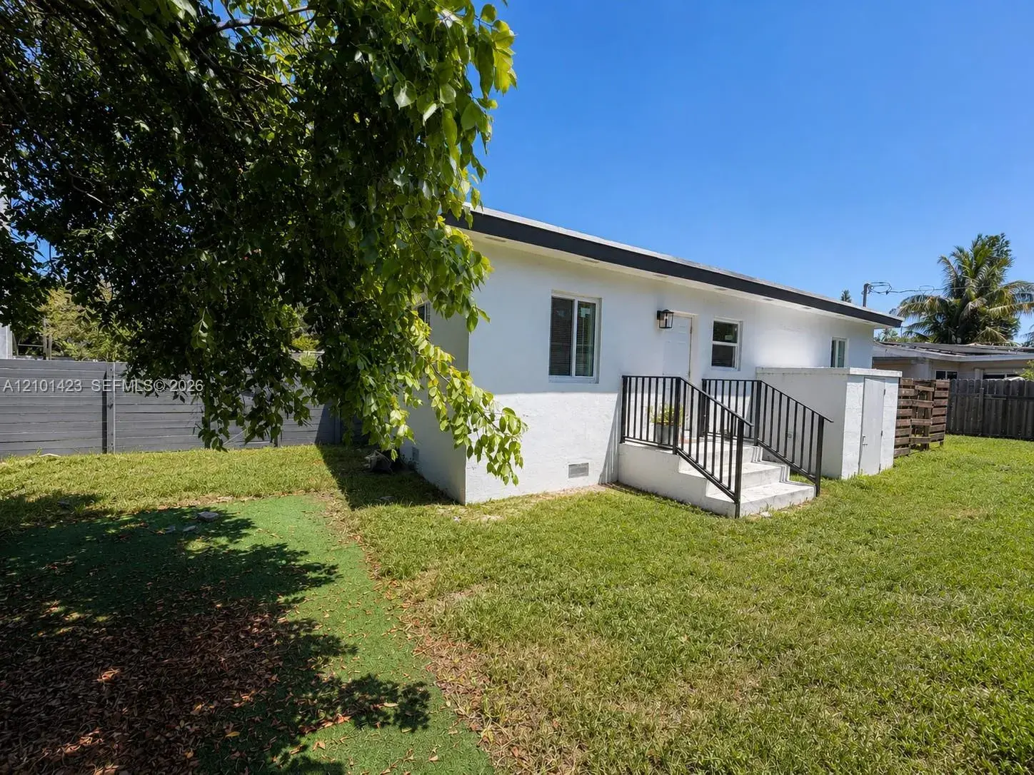1800 NE 154th St, North Miami Beach FL 33162