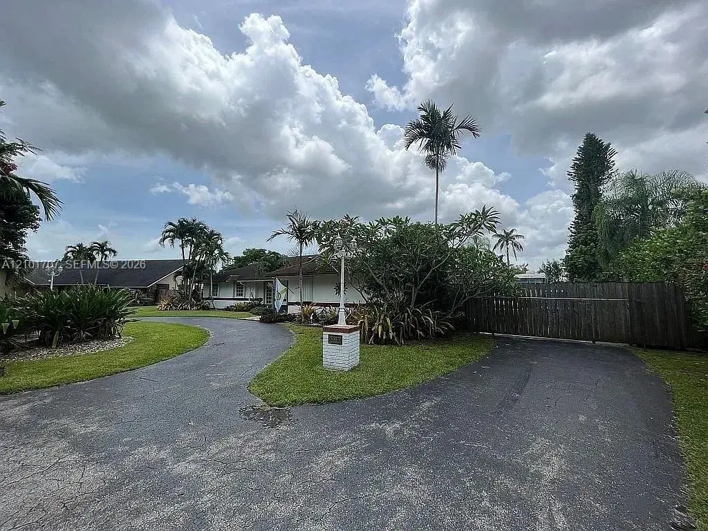 13250 N Calusa Club Dr, Miami FL 33186
