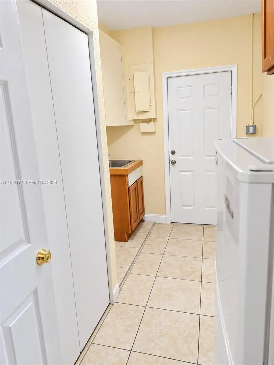 3640 NW 39th St, Lauderdale Lakes FL 33309
