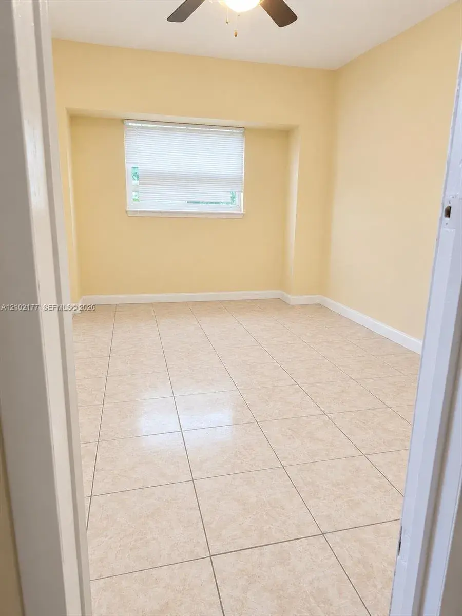 3640 NW 39th St, Lauderdale Lakes FL 33309
