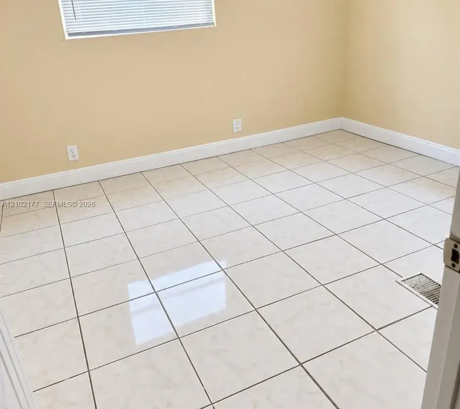 3640 NW 39th St, Lauderdale Lakes FL 33309