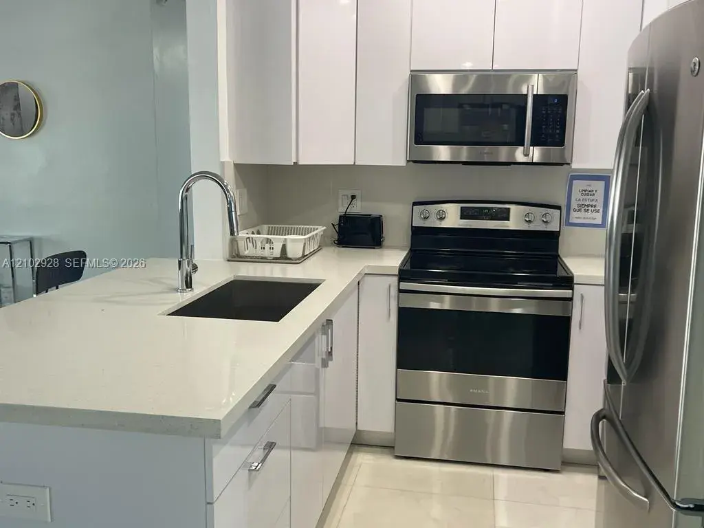 1030 NE 214th St, Miami FL 33179