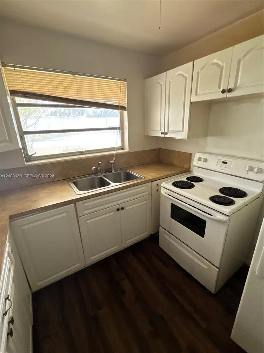 3033 NW 43rd Ave # 102, Lauderdale Lakes FL 33313
