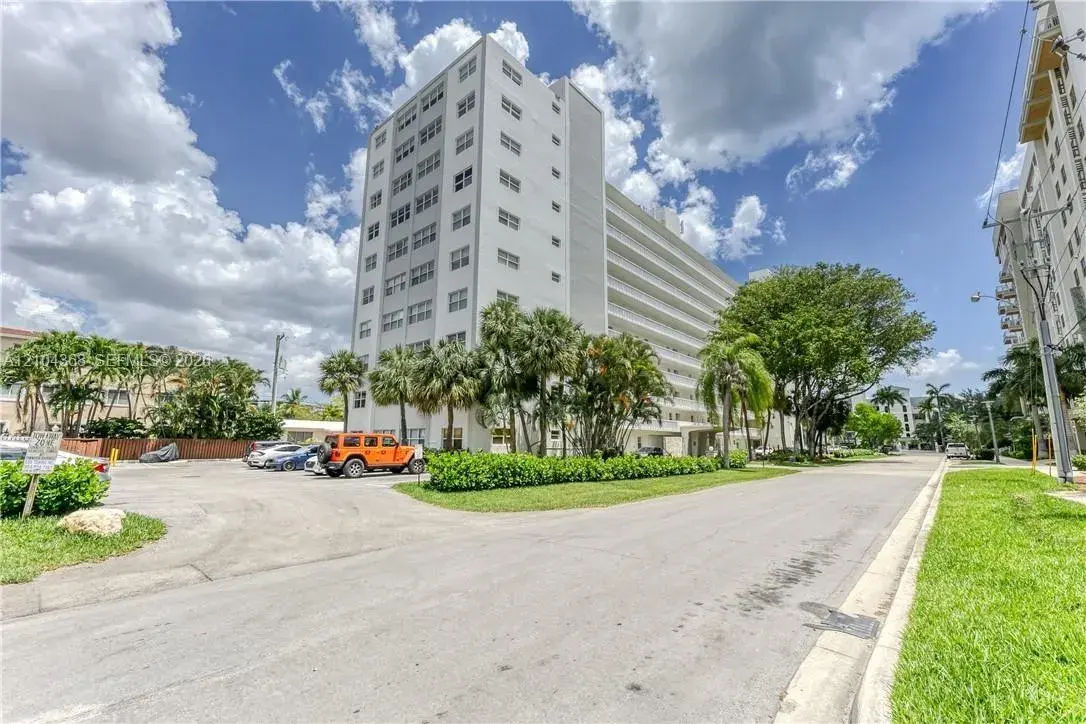 2555 NE 11th St # 301, Fort Lauderdale FL 33304