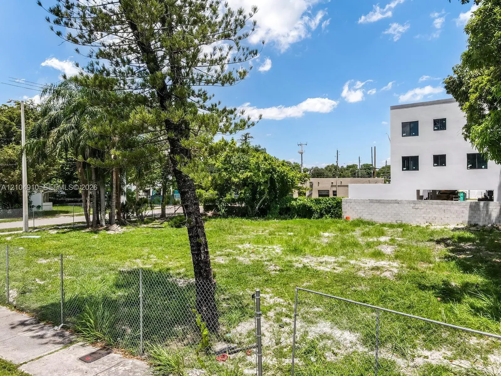 2895 NW 45th St, Miami FL 33142