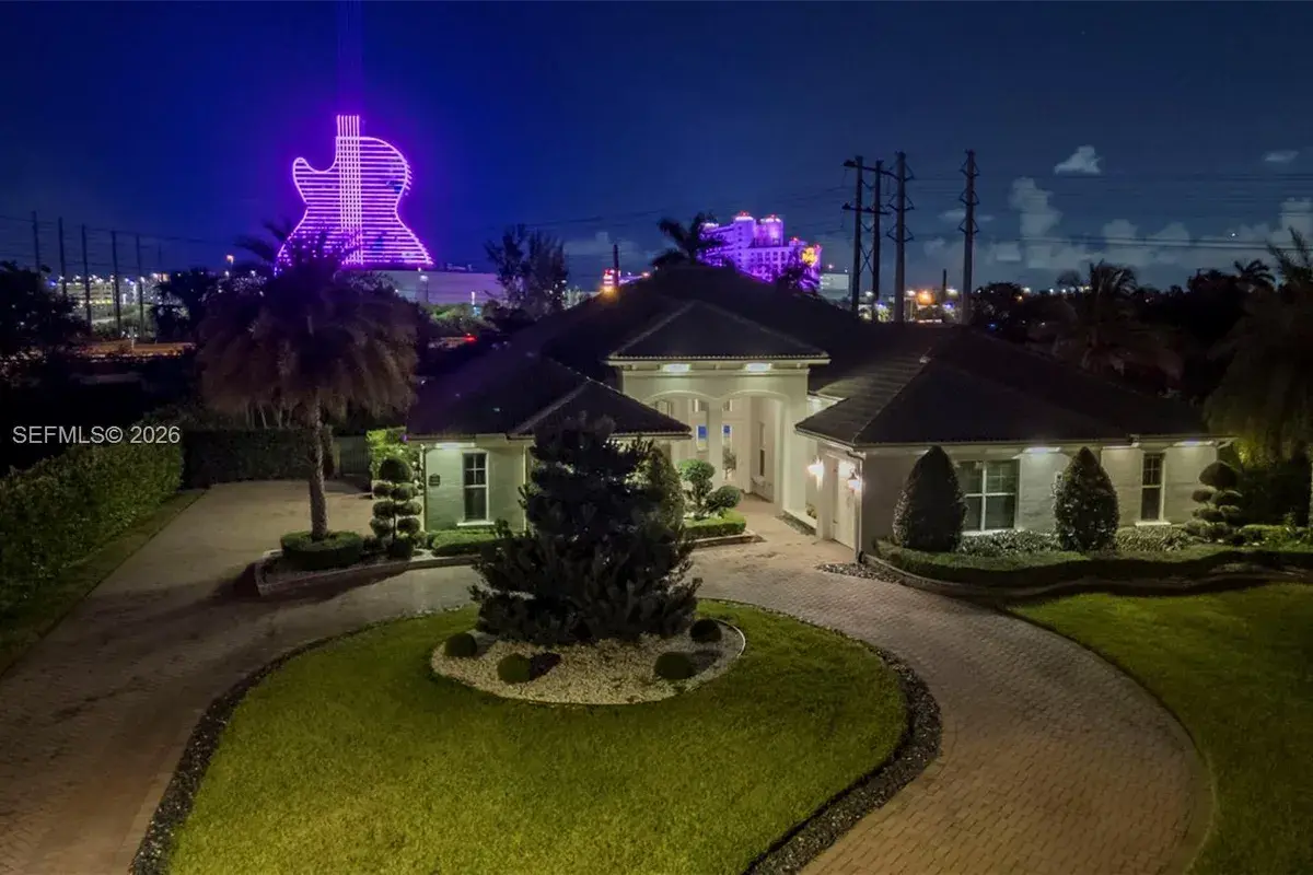 5202 S Sterling Ranch Cir, Davie FL 33314