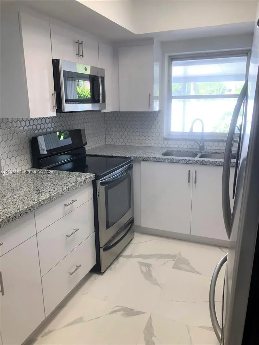 7443 Twin Sabal Dr, Miami Lakes FL 33014