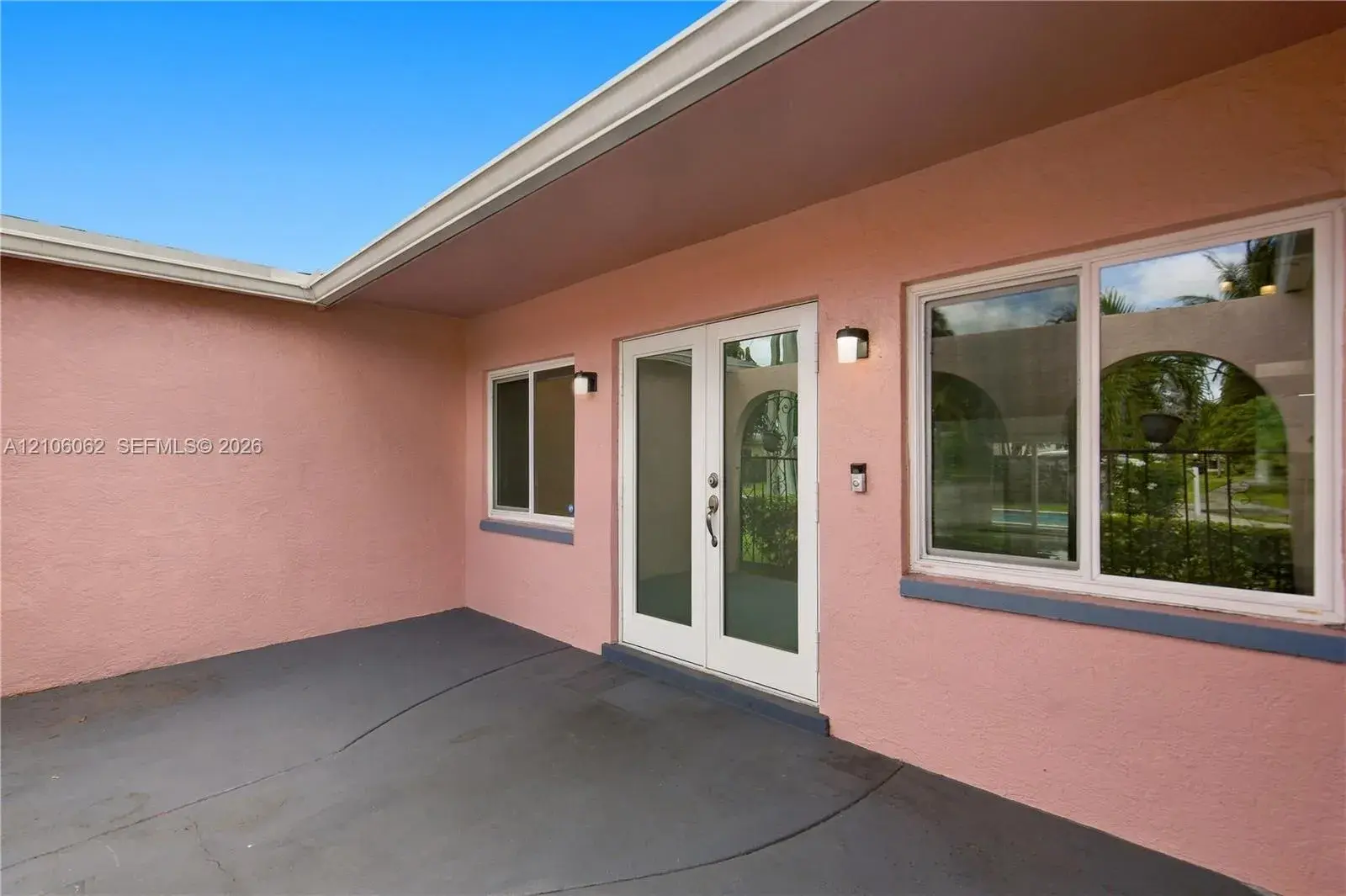 4200 NW 42nd St, Lauderdale Lakes FL 33319