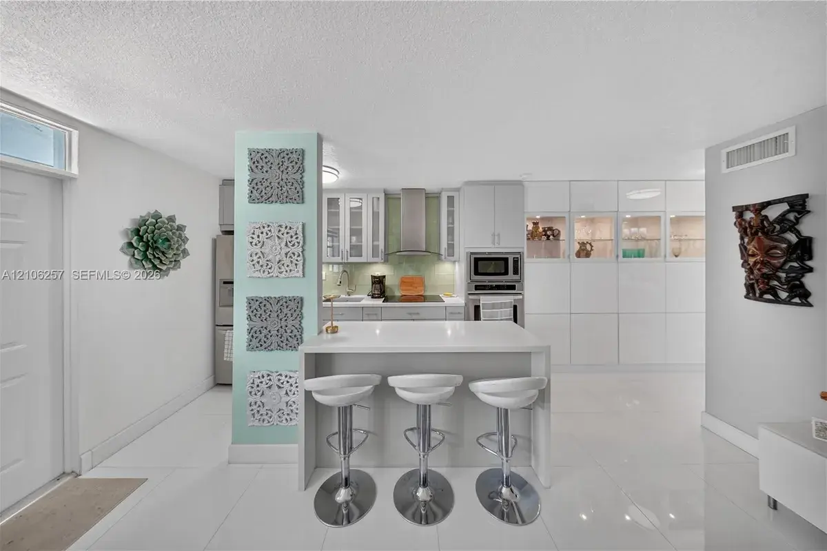 335 Collins # 203, Miami Beach FL 33139