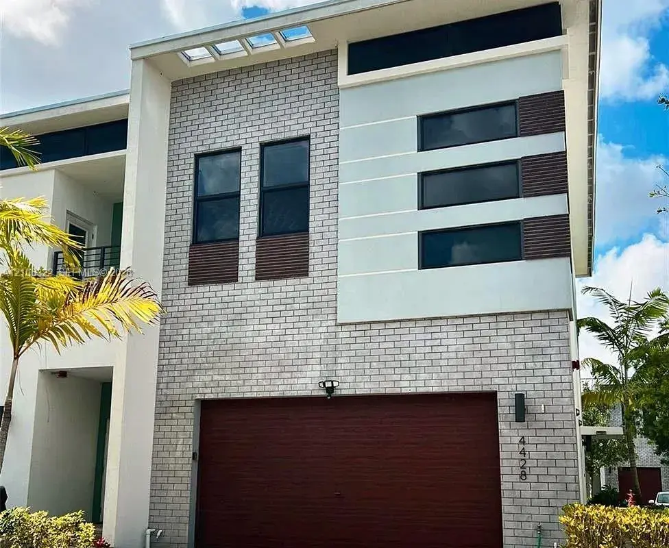 4428 NW 9th St, Plantation FL 33317