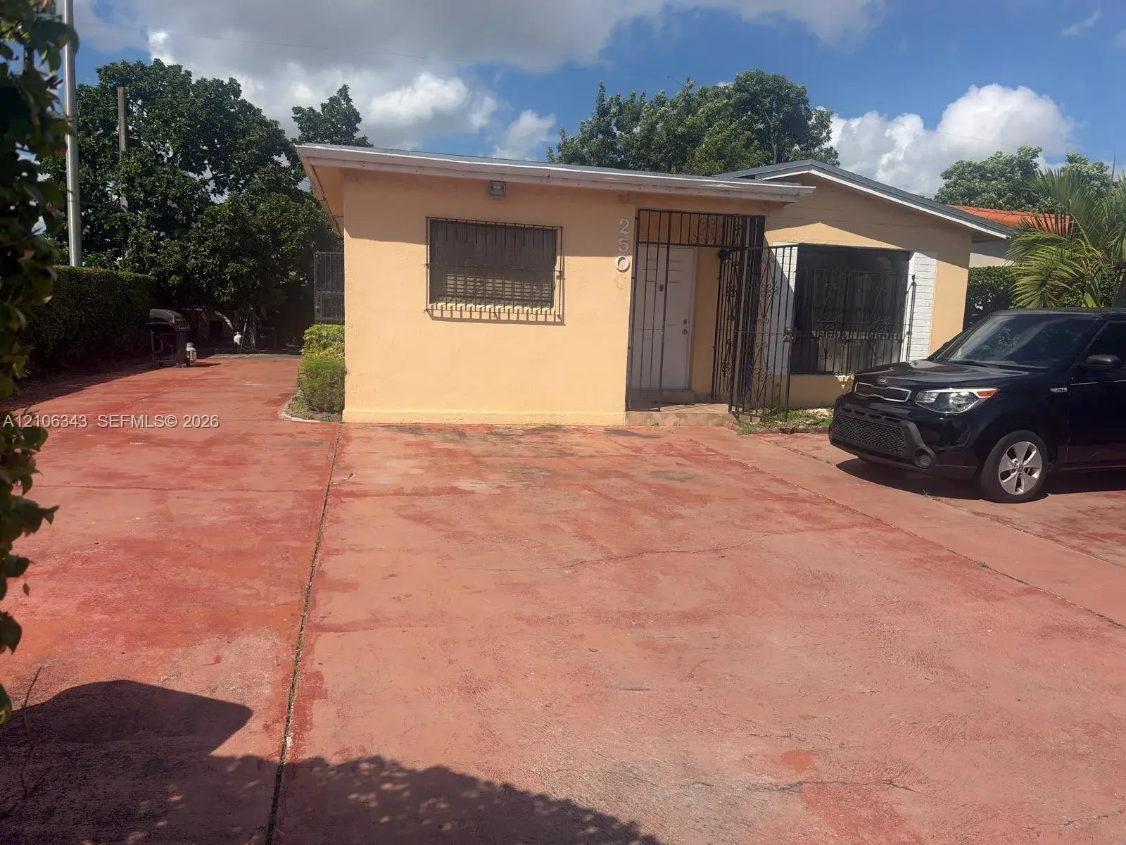 2500 W 8th Ln, Hialeah FL 33010