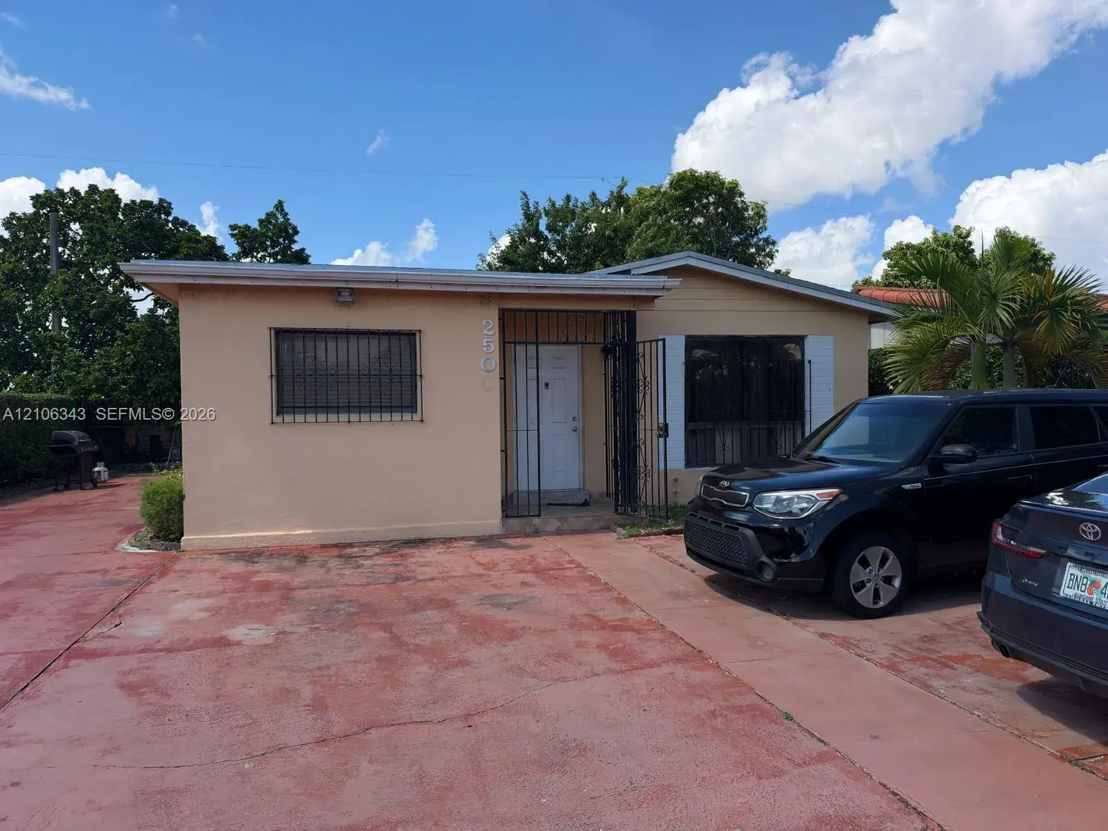 2500 W 8th Ln, Hialeah FL 33010