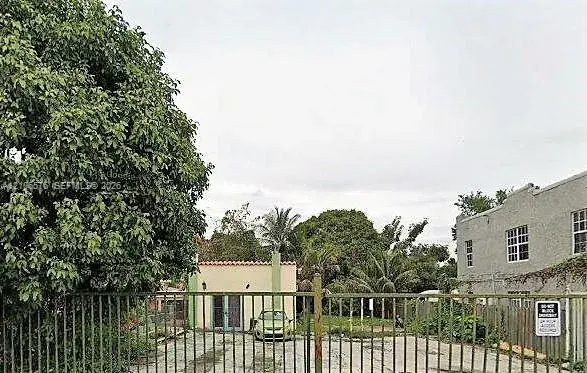 983 SW 6th St, Miami FL 33130