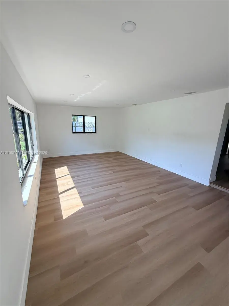 6811 Thomas St, Hollywood FL 33024