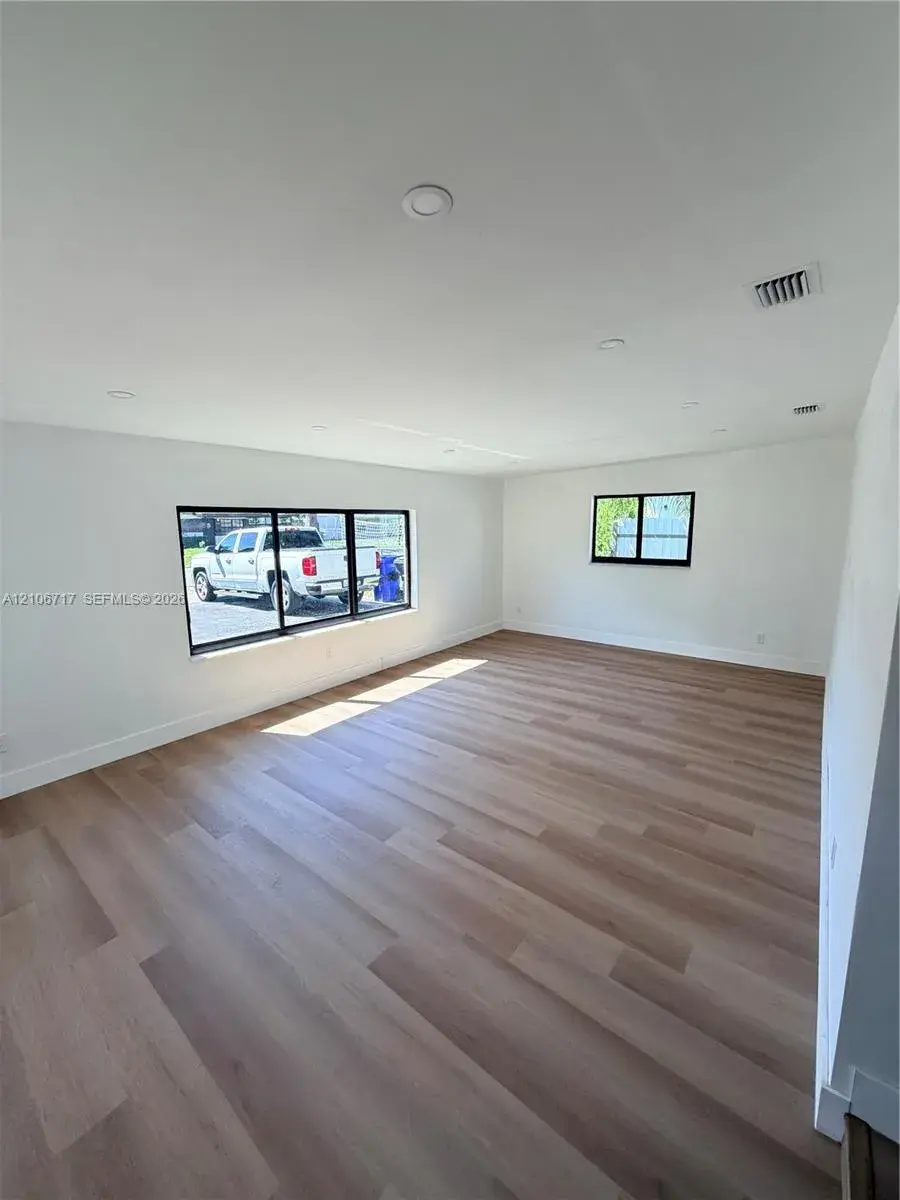 6811 Thomas St, Hollywood FL 33024