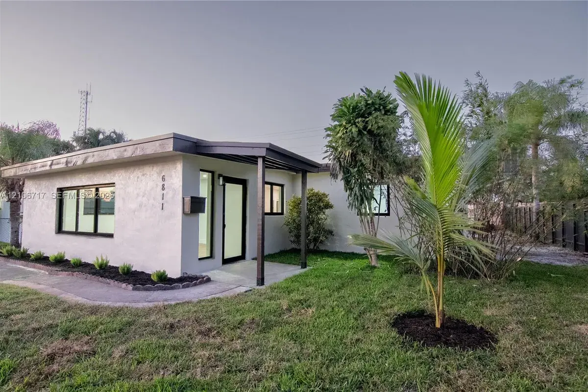 6811 Thomas St, Hollywood FL 33024